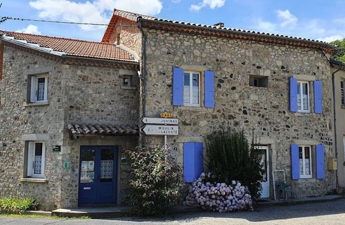 Aizac Bed & Breakfast | Guest Room "Le Volcan d'Aizac" – Blue Room