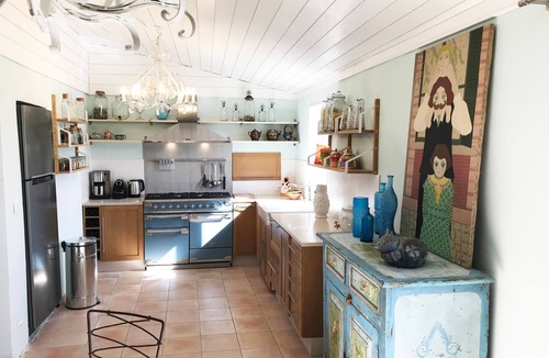 Carpentras Apartment | Guesthouse "Attic Apartment Room" with Shared Pool, Wi-Fi, and Air Conditioning