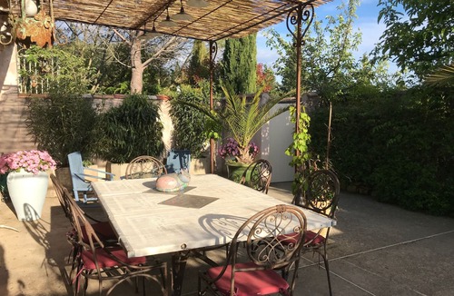 Carpentras Apartment | Guesthouse "Attic Apartment Room" with Shared Pool, Wi-Fi, and Air Conditioning
