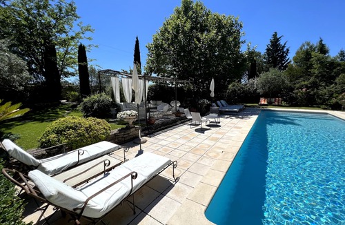 Carpentras Apartment | Guesthouse "Attic Apartment Room" with Shared Pool, Wi-Fi, and Air Conditioning