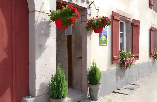 Gerbepal Apartment | Guesthouse “Goddess of the Harvest Room” with Shared Terrace, Garden, and Wi-Fi