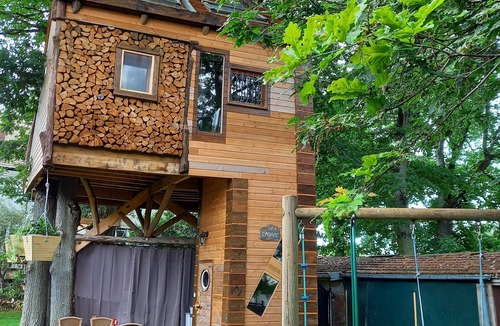 Villebon-sur-Yvette Cabin | Hanging tree house