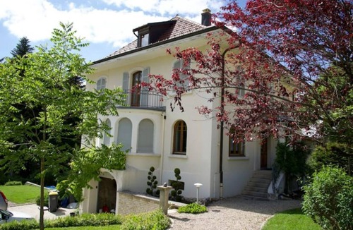 Maiche House | Historic family home with private fenced park (3.5 bedrooms -1 bathroom)