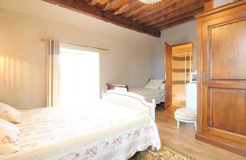 Choye Bed & Breakfast | Historic house with guest rooms and enclosed park in Choye