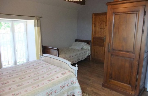 Choye Bed & Breakfast | Historic house with guest rooms and enclosed park in Choye