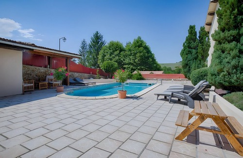 Saint-Bonnet-de-Valclerieux House | Holiday Home “La Maison D'hana” with Shared Pool, Private Terrace & Wi-Fi