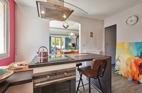 Saint-Martin-de-la-Cluze House | Holiday Home 'Jolie Maison' with Mountain View, Private Terrace and Wi-Fi