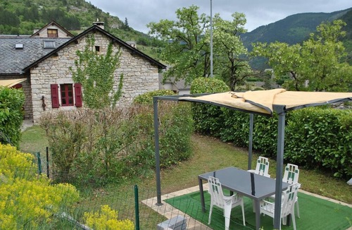Gorges du Tarn Causses House | Holiday Home 'Gites La Bélugue Et Le Vignou' with Mountain View, Wi-Fi and Air Conditioning