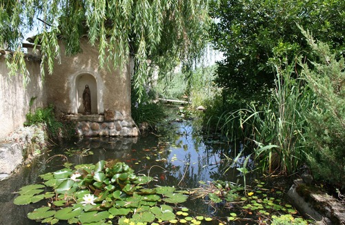 La Chapelle-de-Guinchay Cottage | holiday park vines pool jacuzzi sauna steam room in beautiful park