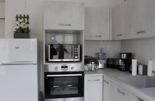Montcuq House | Holiday Home 'Maison Vue Sur La Tour' with Private Terrace, Wi-Fi and Air Conditioning
