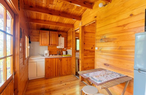 Saint-Pierre-de-Vassols House | Holiday Home 'Chalet Atypique' with Mountain View, Shared Pool and Private Terrace