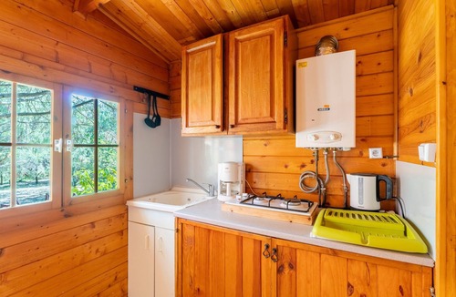 Saint-Pierre-de-Vassols House | Holiday Home 'Chalet Atypique' with Mountain View, Shared Pool and Private Terrace