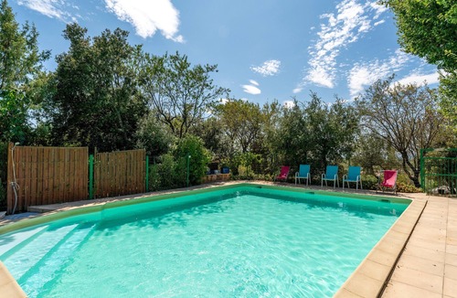 Saint-Pierre-de-Vassols House | Holiday Home 'Chalet Atypique' with Mountain View, Shared Pool and Private Terrace