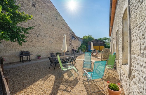 Saint-Seurin-de-Palenne House | Holiday Home 'Pâquerette' with Shared Pool, Private Terrace and Wi-Fi