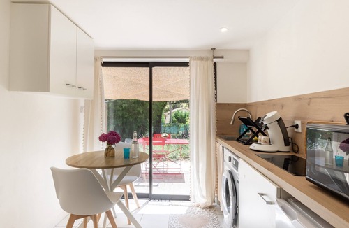 Vesseaux House | Holiday Gîte 'T1 Ardeche Vesseaux' with Mountain View, Shared Garden & Wi-Fi
