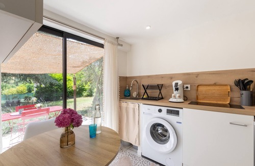 Vesseaux House | Holiday Gîte 'T1 Ardeche Vesseaux' with Mountain View, Shared Garden & Wi-Fi