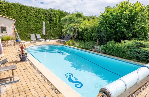 Chateauneuf-du-Rhone House | Holiday Home 'La Bastide De La Coda' with Wi-Fi