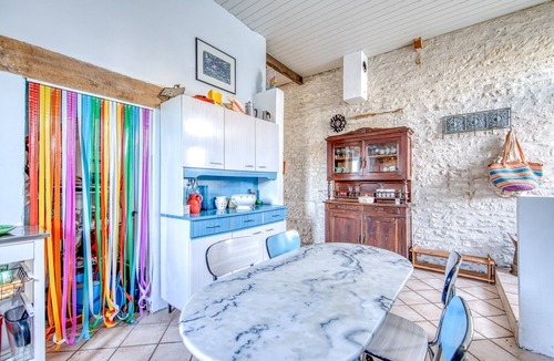 Mortagne-sur-Gironde House | Holiday Home 'Maison De Famille' with Private Terrace and Private Garden