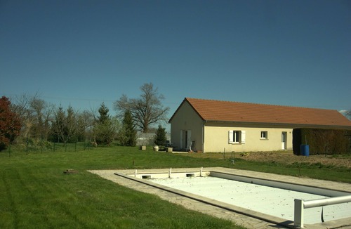 Vitry-en-Charollais House | Holiday Home “Aiguille et Lotus” with Shared Pool and Terrace