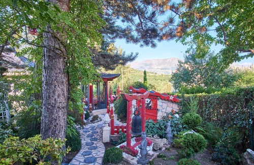 Pierre-Chatel House | Holiday Home 'Au Printemps Japonais' with Mountain View, Garden, Balcony, A/C & Wi-Fi