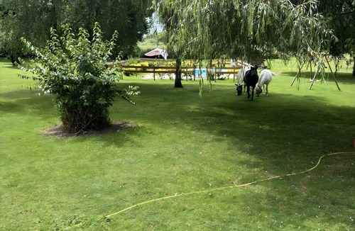 Chaulgnes House | Holiday Home 'Campagne-Chaulgnes-Pool' with Private Pool, Terrace and Wi-Fi