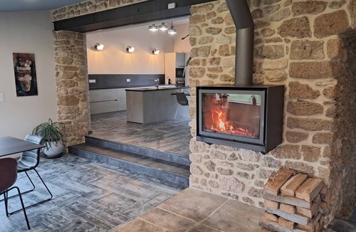 Suze-la-Rousse House | Holiday Home “Chezvéro Gîte Le Juvaquatre” with Private Pool, Wi-Fi, and Air Conditioning