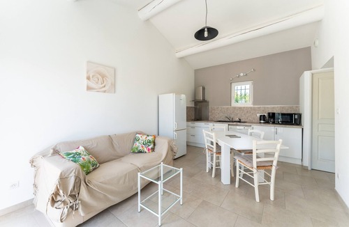 Aubignan House | Holiday Home 'Chez Céline' with Private Pool, Wi-Fi and Air Conditioning