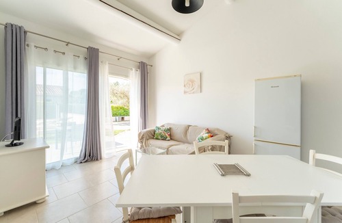 Aubignan House | Holiday Home 'Chez Céline' with Private Pool, Wi-Fi and Air Conditioning