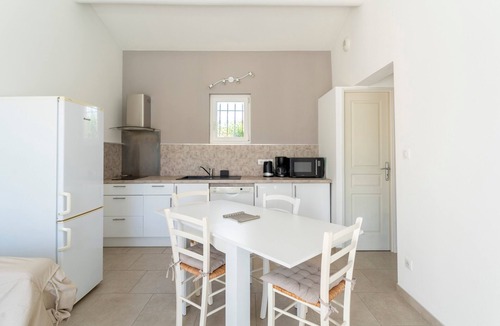 Aubignan House | Holiday Home 'Chez Céline' with Private Pool, Wi-Fi and Air Conditioning