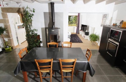 Montmiral House | Holiday Home 'Chez Nancy' with Mountain View, Private Pool and Wi-Fi