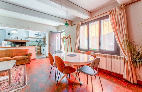 Rasteau House | Holiday Home 'Côté Cour - 9 Personnes' with Shared Pool, Private Terrace and Wi-Fi