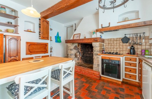 Rasteau House | Holiday Home 'Côté Cour - 9 Personnes' with Shared Pool, Private Terrace and Wi-Fi