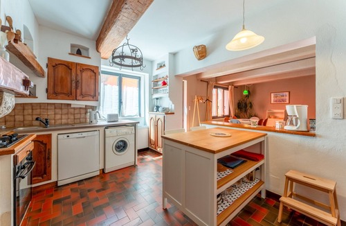 Rasteau House | Holiday Home 'Côté Cour - 9 Personnes' with Shared Pool, Private Terrace and Wi-Fi