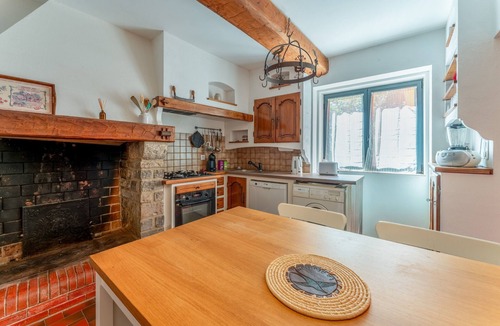 Rasteau House | Holiday Home 'Côté Cour - 9 Personnes' with Shared Pool, Private Terrace and Wi-Fi