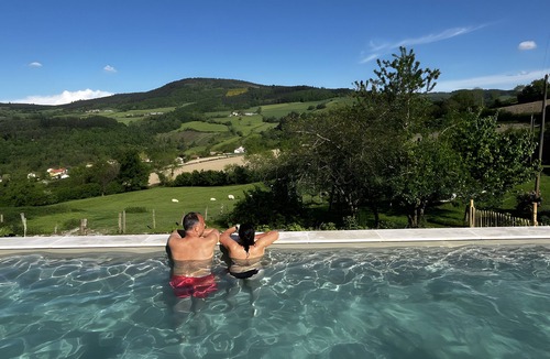Ouroux House | Holiday Home for 15 Guests with Shared Pool, Terrace, and Wi-Fi