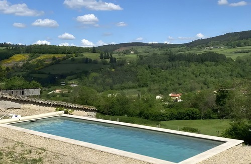 Ouroux House | Holiday Home for 15 Guests with Shared Pool, Terrace, and Wi-Fi