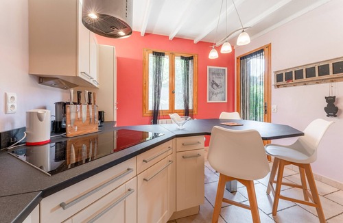 Mazan House | Holiday Home “Gîte des Athos Au Pied Du Ventoux” with Private Pool, Wi-Fi & AC