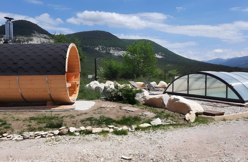 Mevouillon House | Holiday Home 'Gîte L'amandière' with Mountain View, Wi-Fi and Air Conditioning