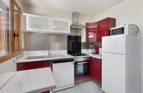 Thenon House | Holiday Home 'Gite 5 De L'Orée Du Bois' with Lake View, Wi-Fi and Air Conditioning