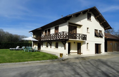 Lescheroux House | Holiday Home 'Gite Du Moulin De Veyriat' with Shared Garden, Balcony and Wi-Fi