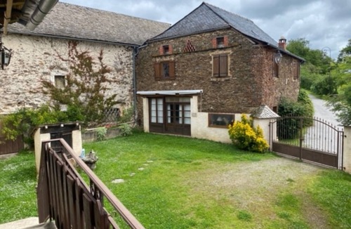 Rignac House | Holiday Home 'Gîte Enzo' with Private Terrace, Private Garden and Balcony