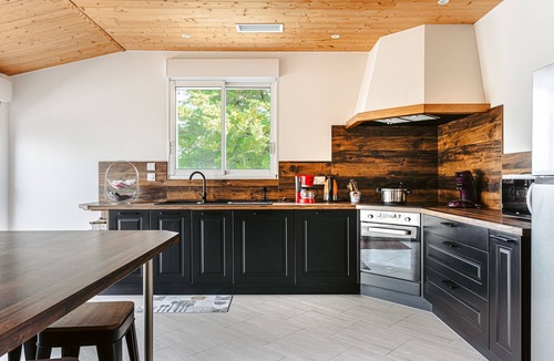 Marans House | Holiday Home 'Gîte Panda' with Shared Pool, Spa, Wi-Fi & Air Conditioning