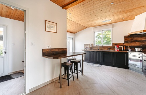 Marans House | Holiday Home 'Gîte Panda' with Shared Pool, Spa, Wi-Fi & Air Conditioning