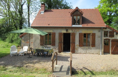 Isenay House | Holiday Home in Isenay near Lake and Forest