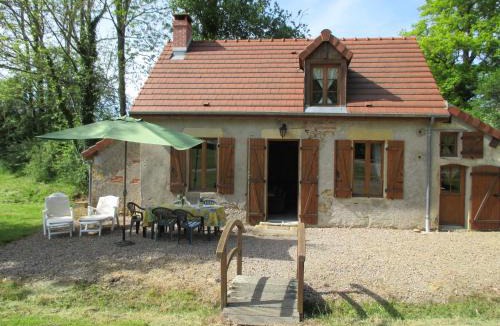 Isenay House | Holiday Home in Isenay near Lake and Forest