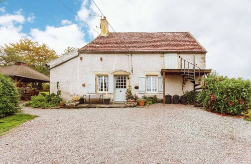 Vitry-Lache House | Holiday Home in Vitry-Laché near Lake