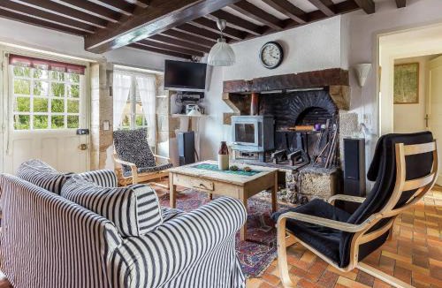 Vitry-Lache House | Holiday Home in Vitry-Laché near Lake