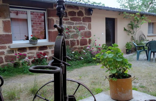 Villecomtal House | Holiday Home 'La Charrue' with Mountain View, Shared Pool and Wi-Fi