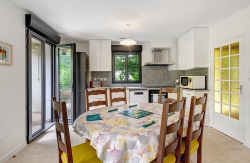 Vals-les-Bains House | Holiday Home “La Clémenguite” with Mountain View, Wi-Fi and Air Conditioning