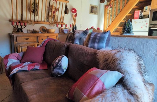 Saint-Lary House | Holiday Home 'La Grange De L'ours' with Mountain View, Private Terrace and Wi-Fi
